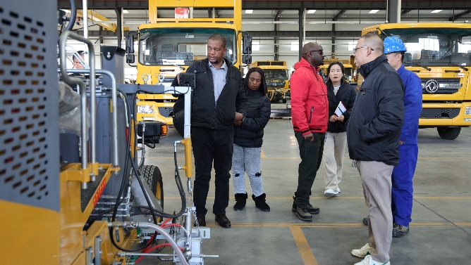 贊比亞客戶親臨考察 見證天途路業匠心品質 天途路業道路劃線裝備