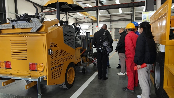 贊比亞客戶親臨考察 見證天途路業匠心品質 天途路業道路劃線裝備